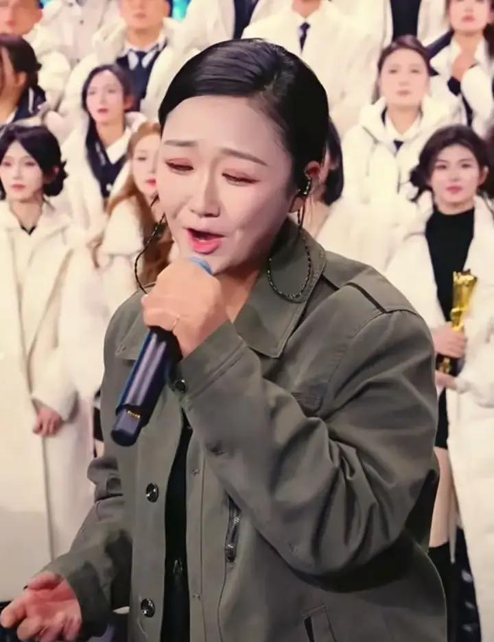 梦舞在《终极大魔王挑战赛》拿下第三，镜头切到她时眼圈都红了。
节目里她只是个粉丝