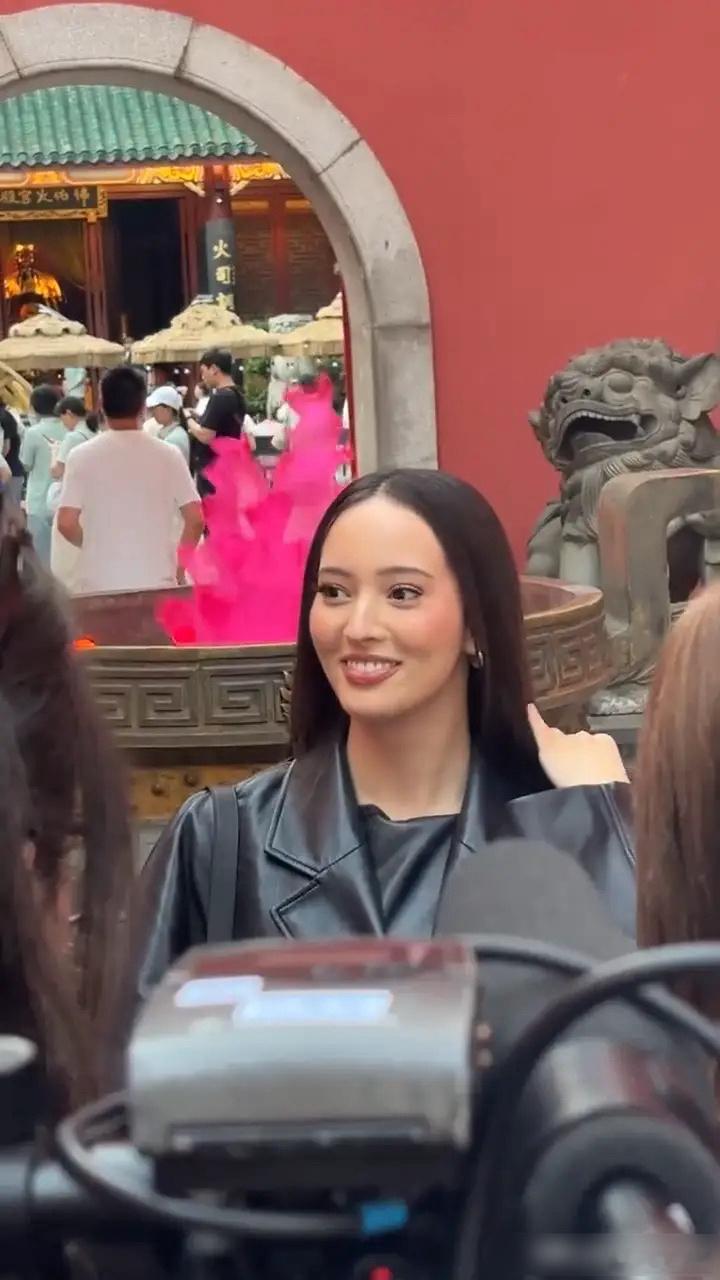 在长沙逛街的凡希亚看上去好快乐啊！ ​​​