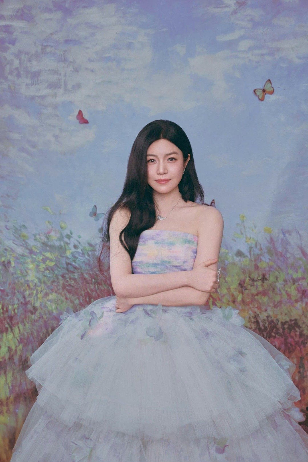 陈妍希和背景板融为一体了 这组图的美学核心是“和谐”。陈妍希的柔美气质、服装的淡