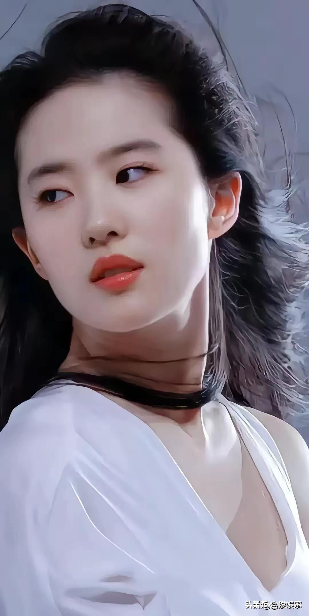 主持人问刘亦菲：娱乐圈里比你漂亮的女明星还有谁？她坦言自己是家里最丑的，晒出和妈