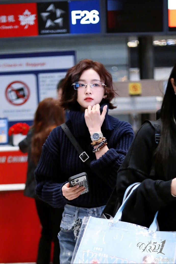 网友明洞偶遇吴宣仪 网友首尔明洞偶遇吴宣仪，新剪的短发识别度好高！ 