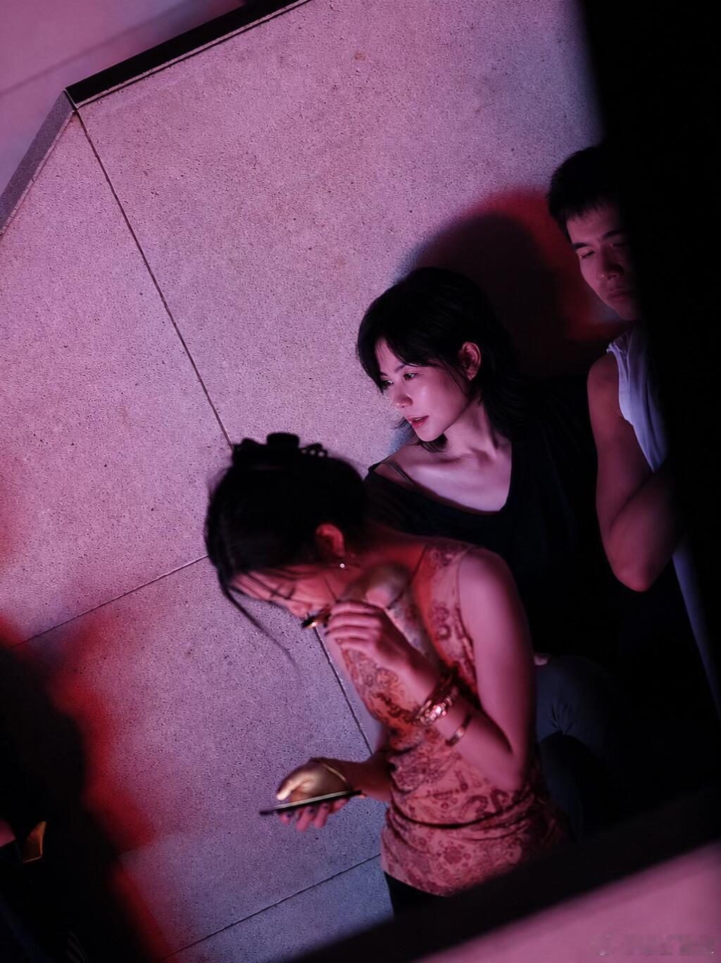 王菲李嫣同框看演唱会王菲陪李嫣看重塑演唱会 谁刷到同框直接被美到失语！王菲陪着李