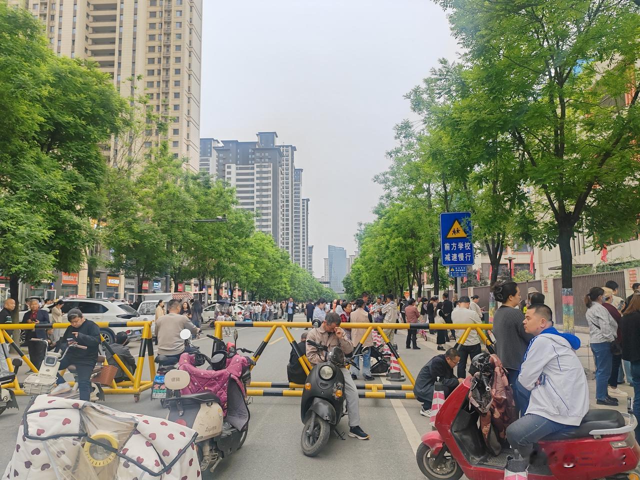 挤在景区里的人，释放的是压抑已久的工作与生活压力；而踏入那些隐秘KTV包厢的人，
