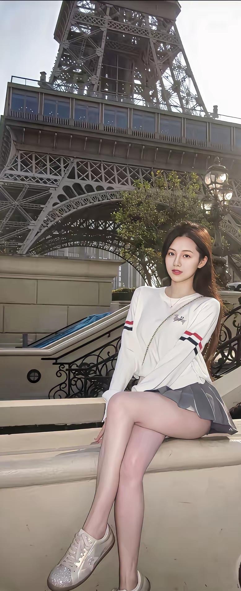 我去那里真是为了看埃菲尔塔，因为我很喜欢历史，喜欢埃菲尔塔的雄伟和爱情故事。
 