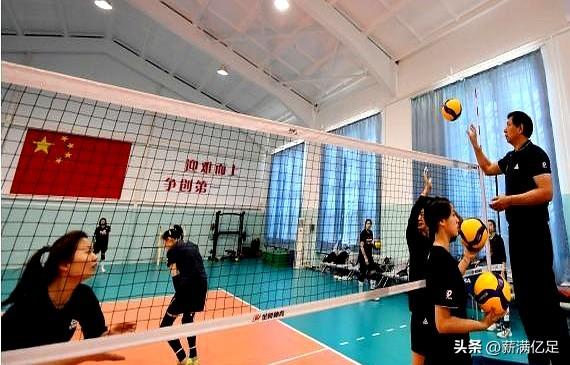 闷热的六月训练馆里，天津女排把门一关就开干。
6月16日，魏秋月履新排管中心后第