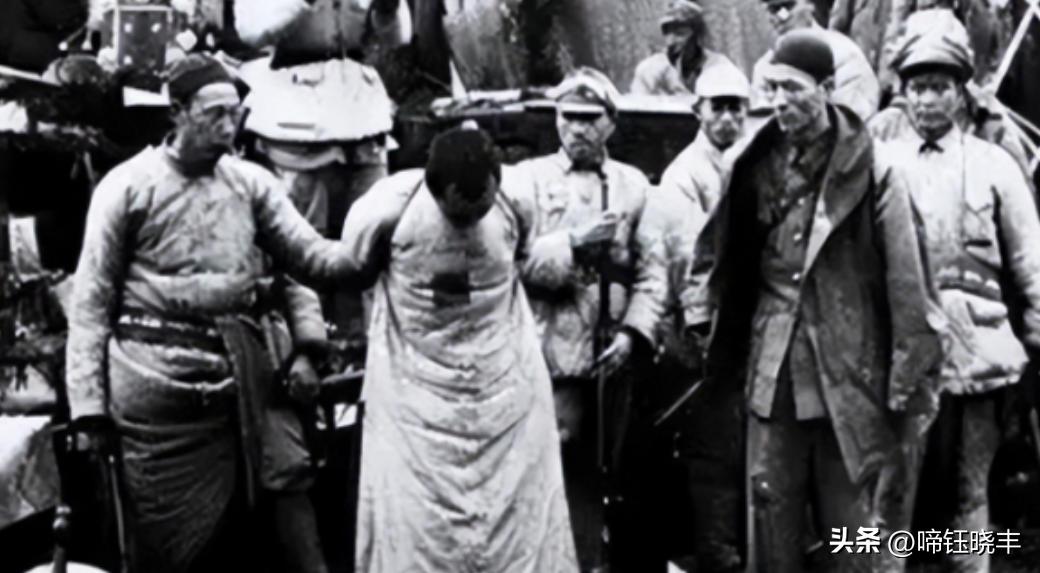 1896年，孔荷宠出生在湖南平江三市镇的一个贫苦农家。


父亲早逝，母亲独自含