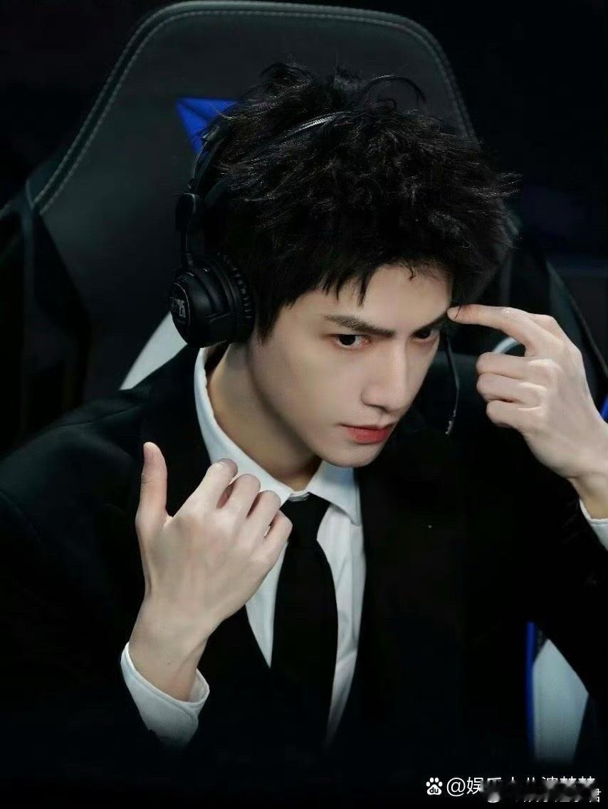 罗云熙出席了英雄联盟S15决赛，作为评论席嘉宾还会参与解说，惊喜🈶！这黑西装三