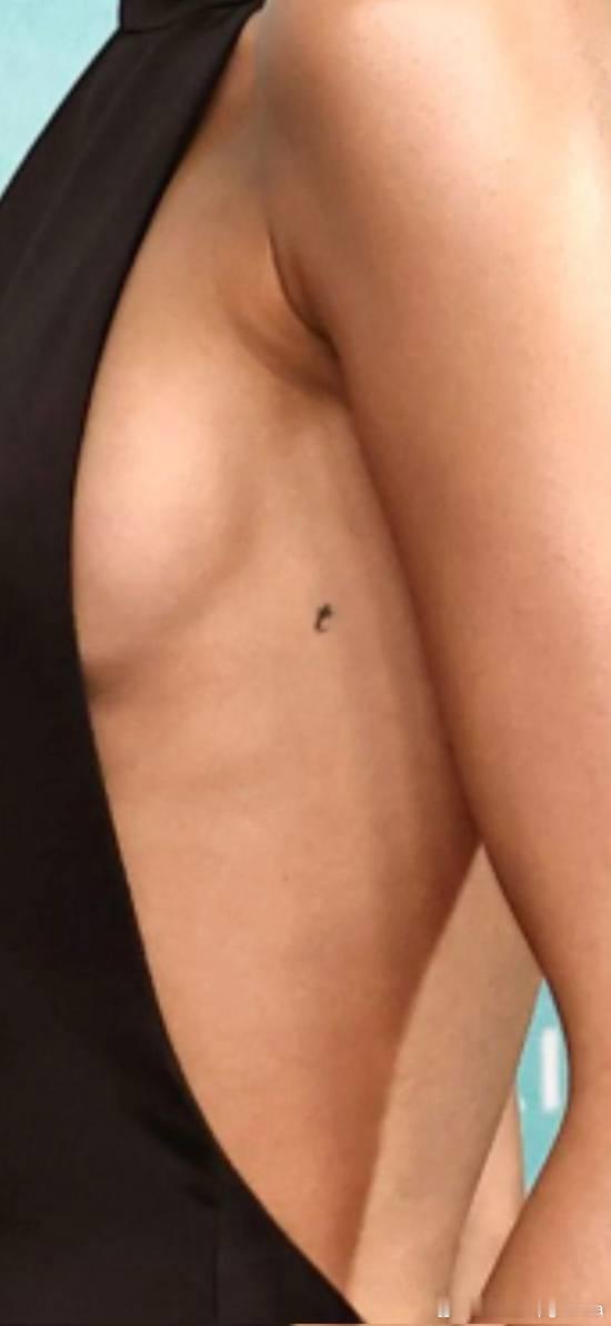 赞达亚胸侧纹身公开，是汤姆·霍兰德名字首字母“t”据报道，赞达亚在靠近心脏的位置