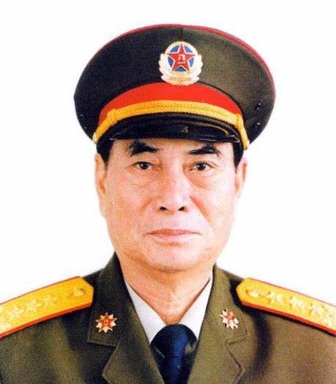1998年9月，张万年受邀出访美国，当他刚进入美国宁堡陆军基地，一个美军司令突然