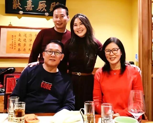 66岁的“铁榔头”郎平太让人羡慕了！跨年夜和大10岁的老公王育成、女儿白浪还有姐