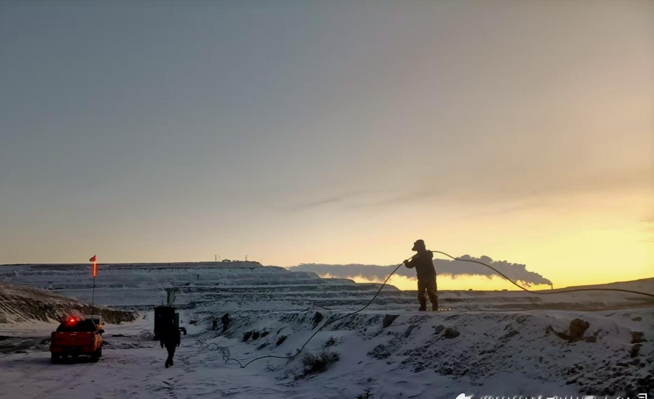 【战风雪 保通信】近日，内蒙古呼伦贝尔遭遇暴雪大风极端天气，9级大风叠加-31℃