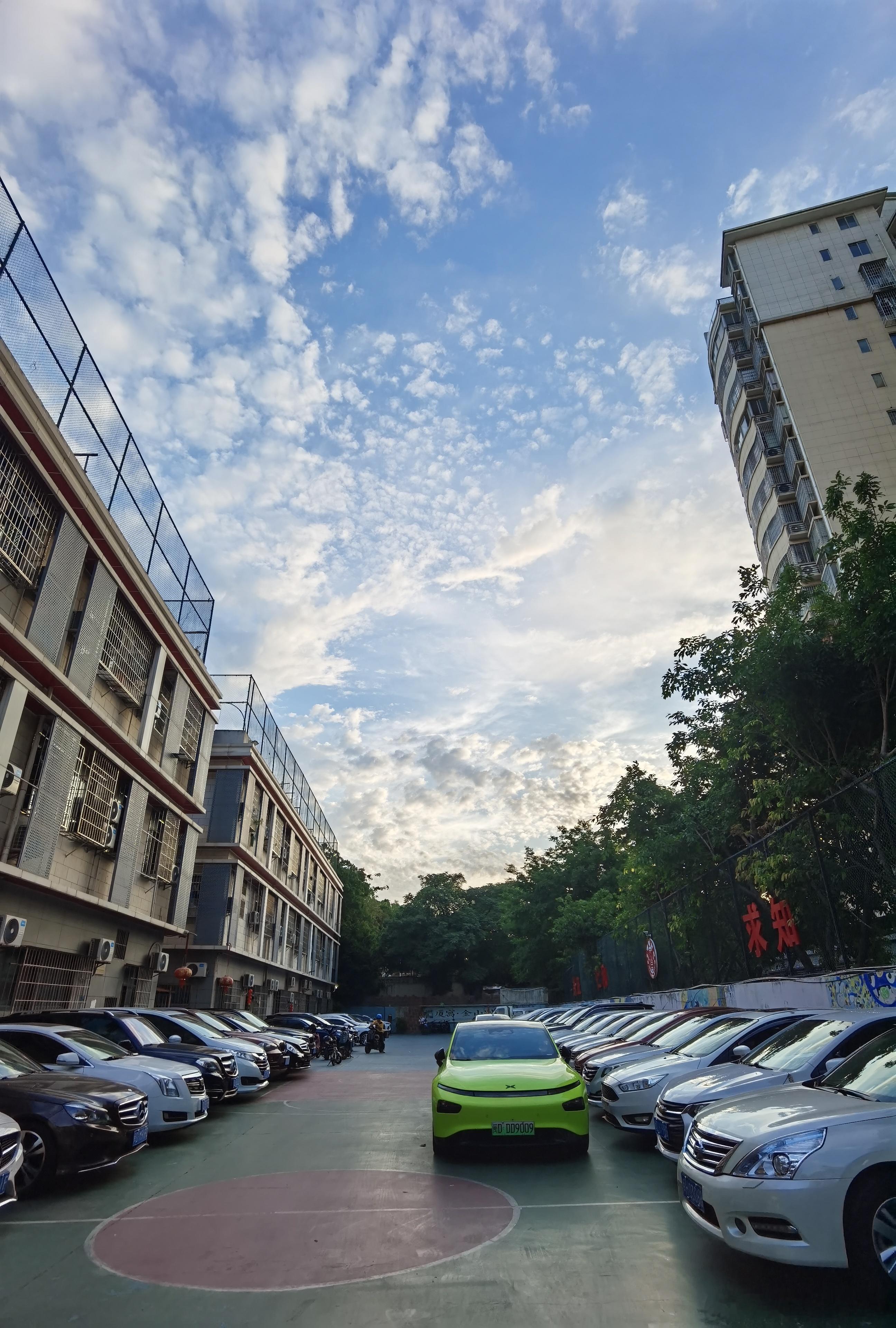 一天又过了，今天天空好看啊 ​​​