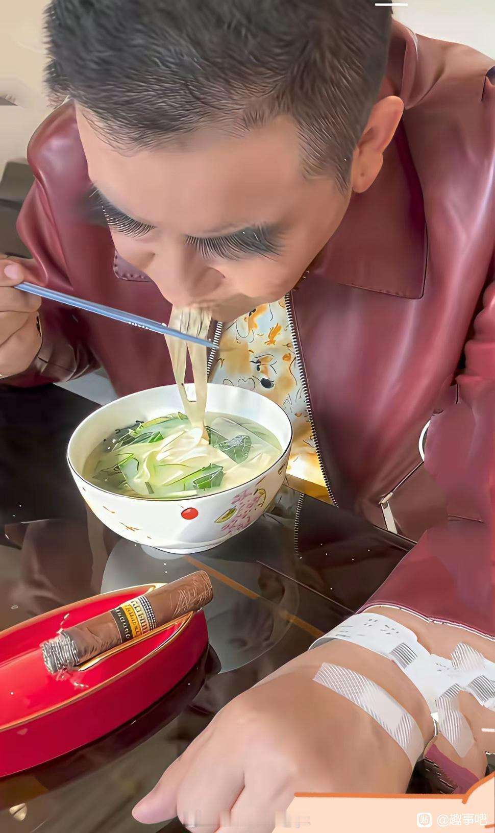 真想知道陈光标到底咋发财的。几十年捐了50多个亿，现在还能抽得起3000块钱的烟