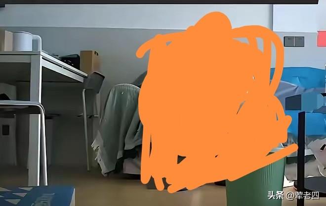 终于看明白了！桌子旁边小推车上的一沓A4纸告诉大家他们HAPPY的场所根本就不是