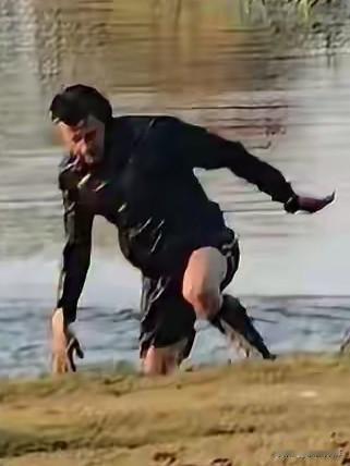 看马克龙保镖掉水里那张图，旁边俩同事一个笑得前仰后合，一个憋着笑假装捣鼓手机。