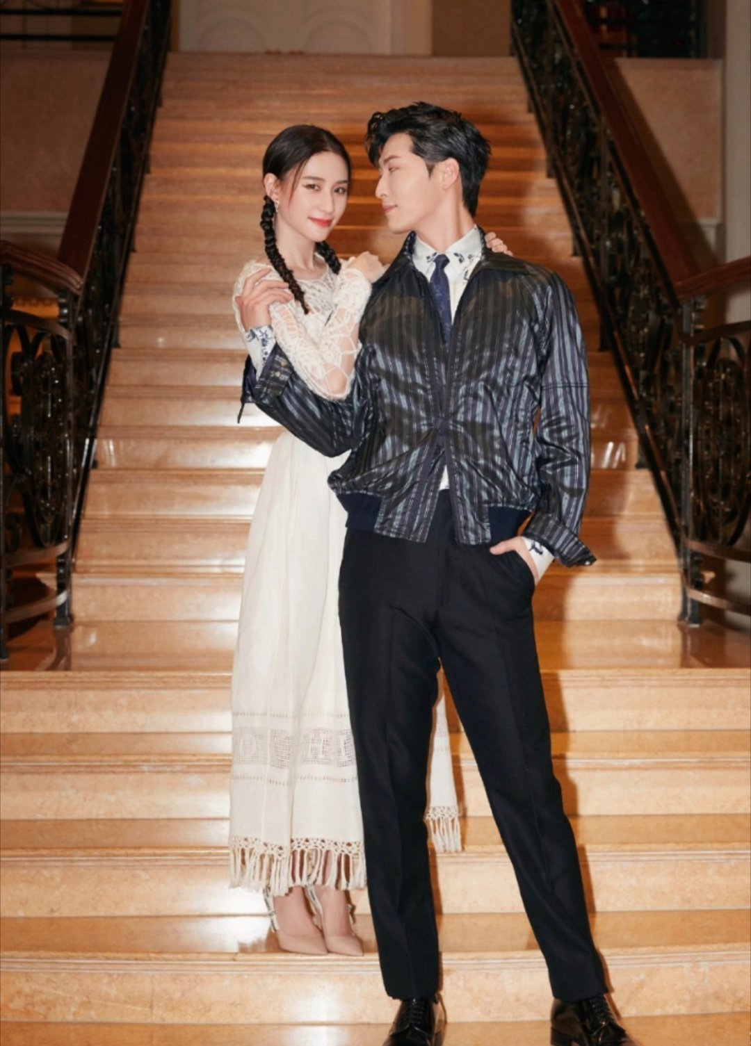 曝窦骁婚后挪用何超莲千万资产买房2025年10月，有消息称窦骁婚后挪用何超莲名下