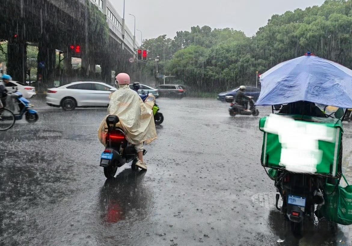 买车的欲望已经到了极致台风暴雨这天儿其实开车也挺难受最好是不出门大v聊车