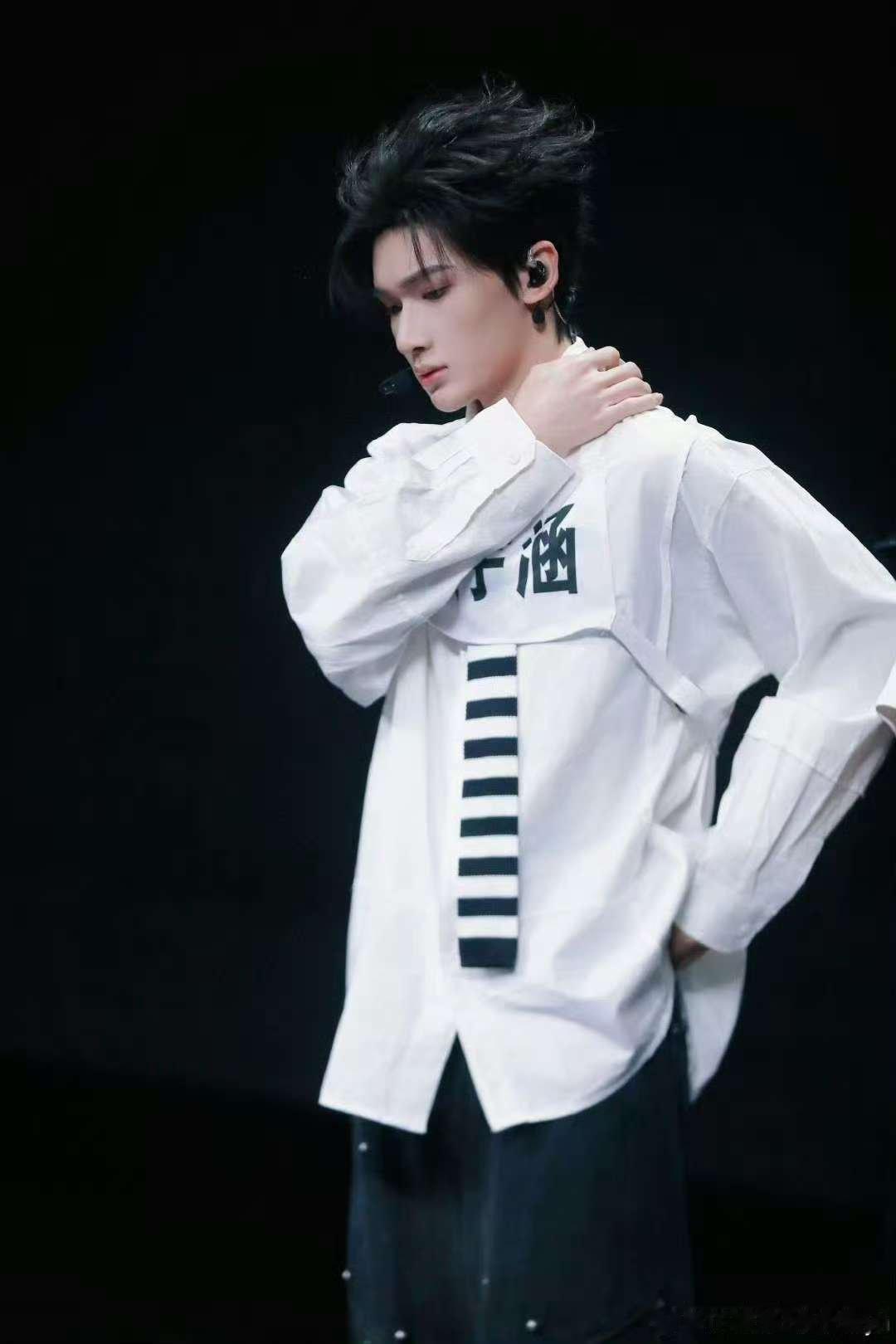 余宇涵新音彩排图 🐟 余宇涵新年音乐会彩排图  余宇涵的彩排来啦～穿白衬衫干净