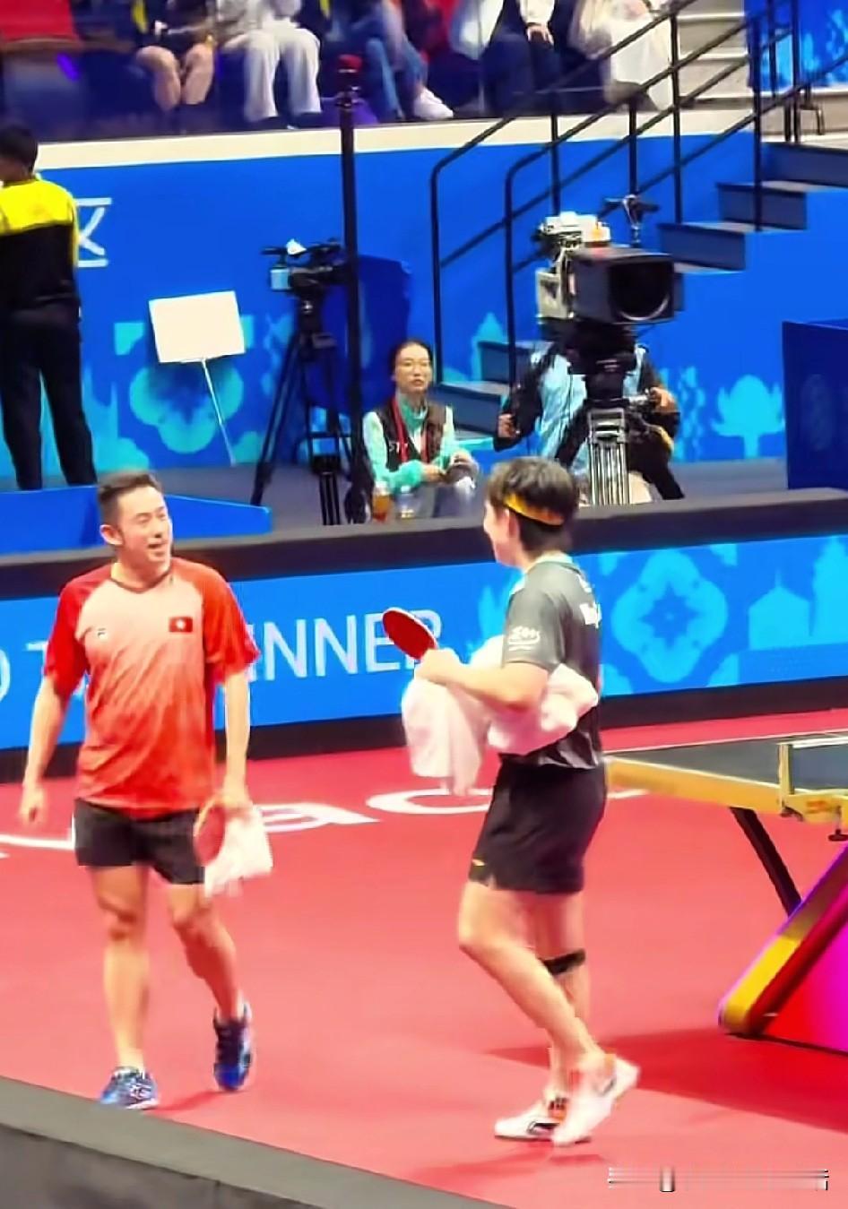 他们两个比赛结束说的啥？ 

黄镇廷歪头问王楚钦你是不是控分了？因为王楚钦赢的四