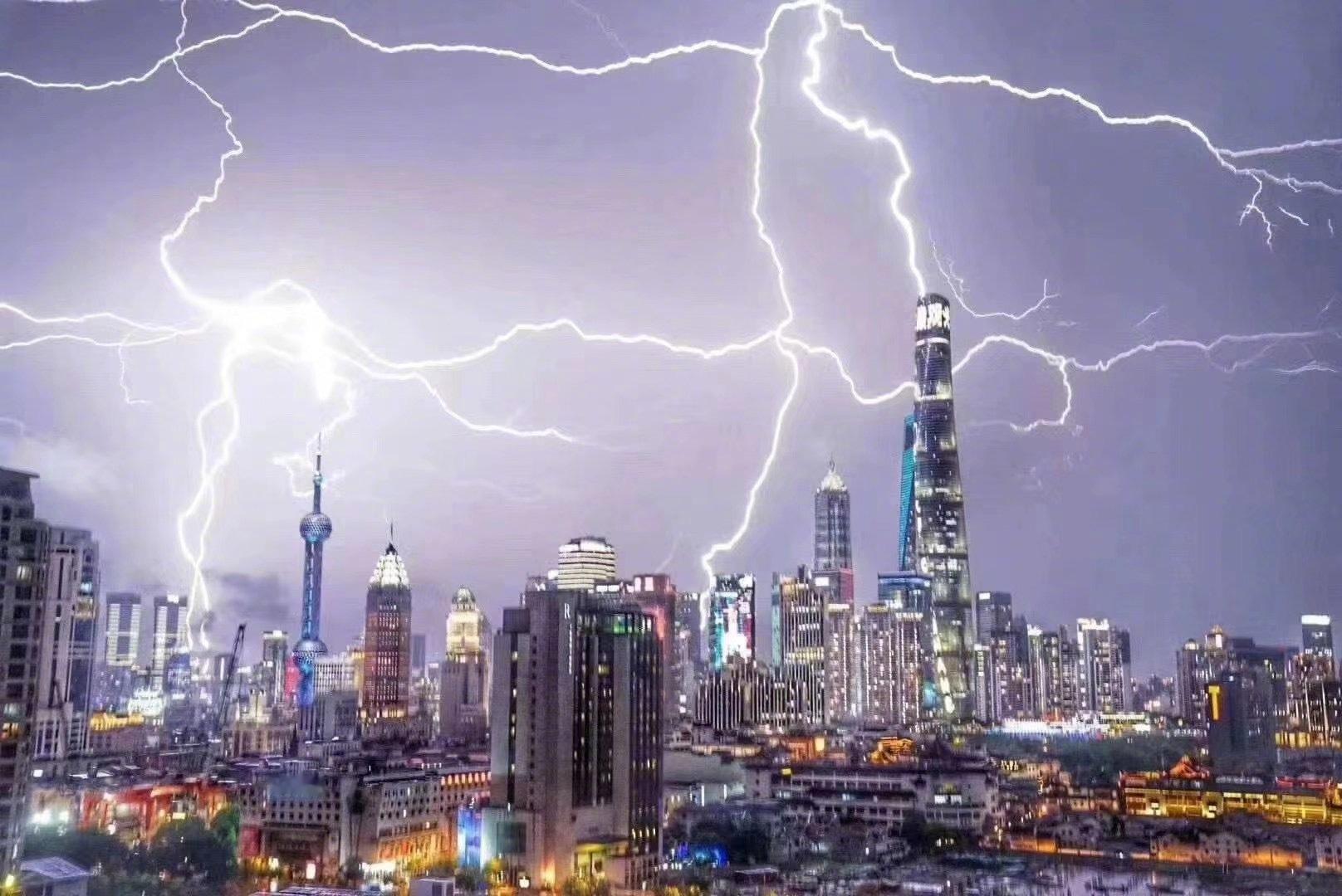 老天爷，此刻魔都狂风大作，暴雨倾盆，电闪雷鸣的！这是哪儿有台风过境，我们被台风扫