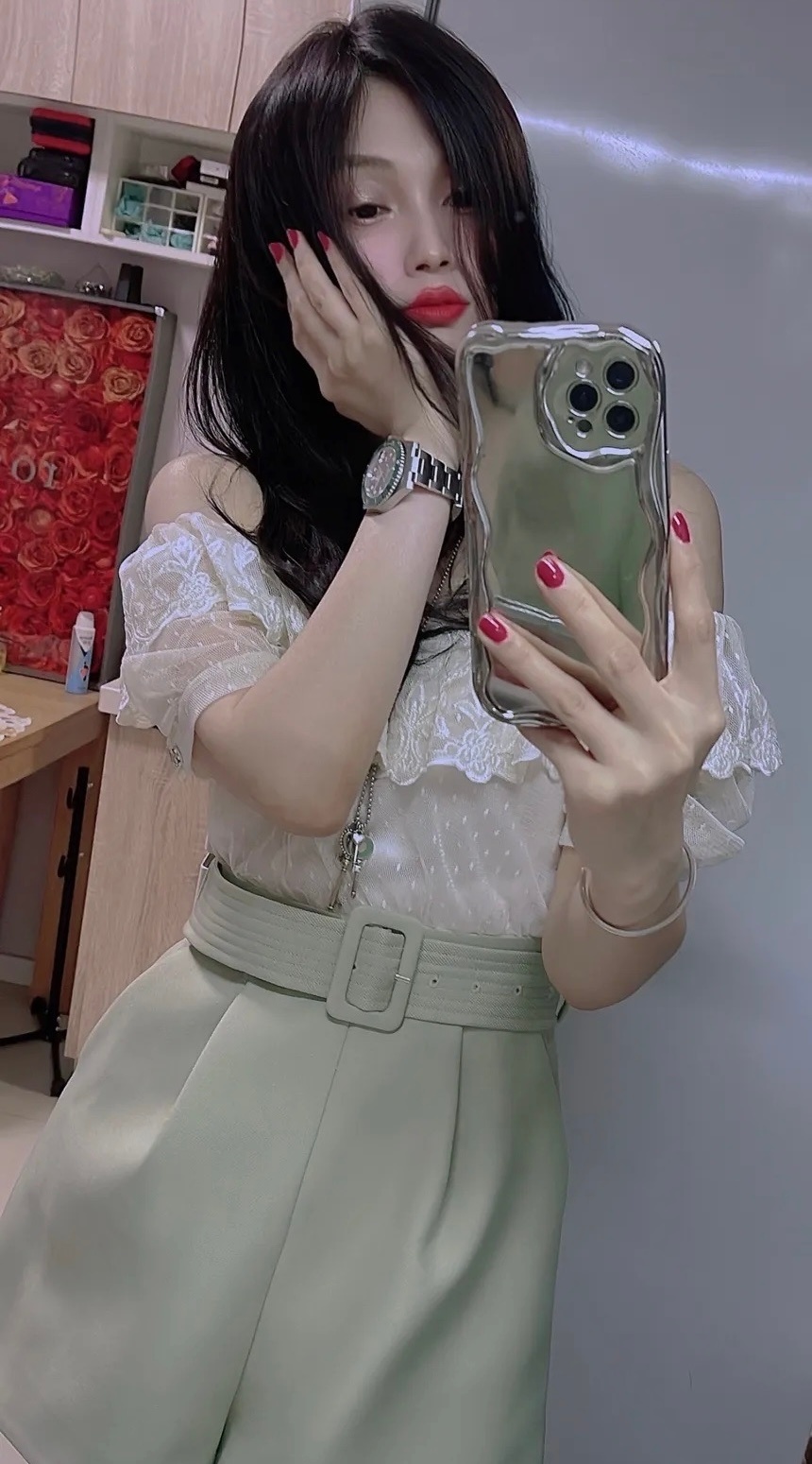 都是一般人，除了装好看，还有什么好装的嘛[挖鼻] ​​​