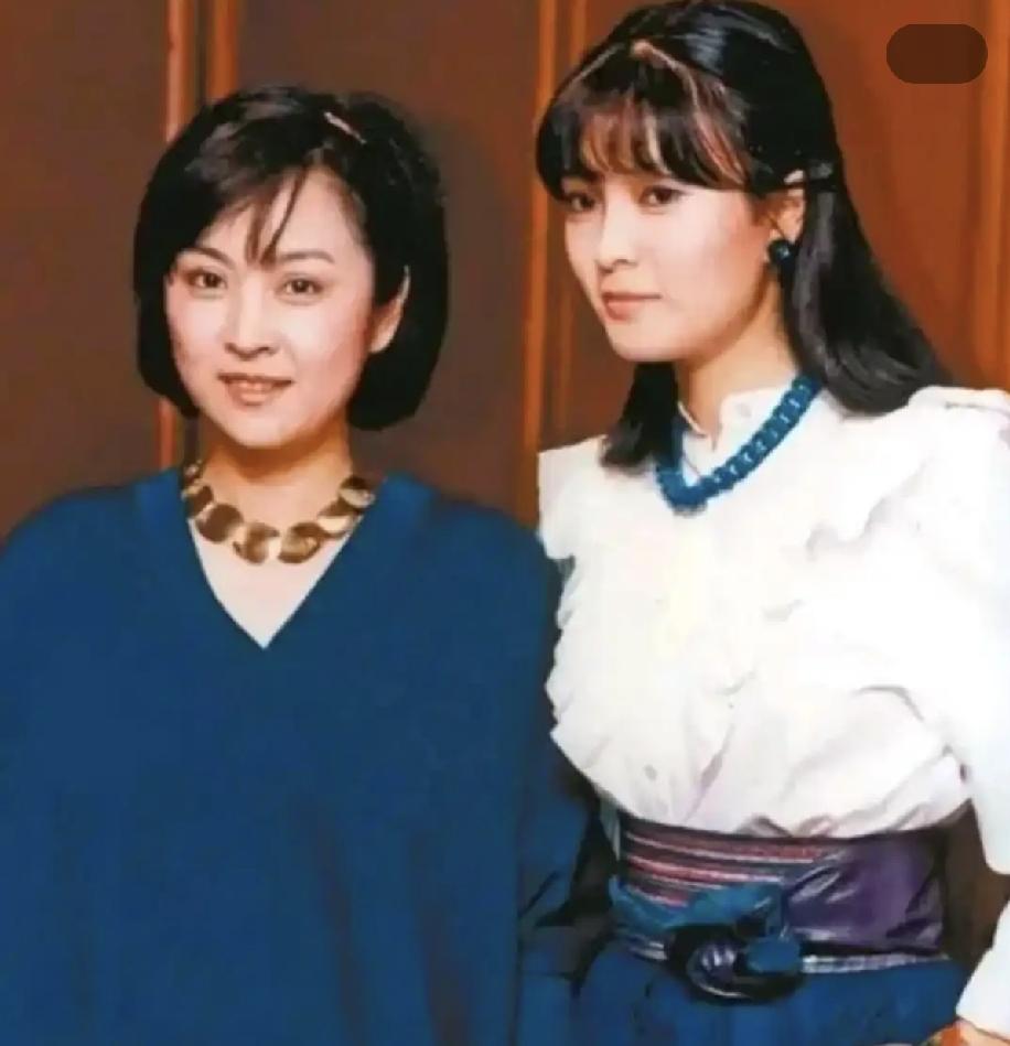 甄珍原名叫章家珍，她有个妹妹叫章家兴，姐妹俩出生于显赫家庭，都生的貌美如花。
姐