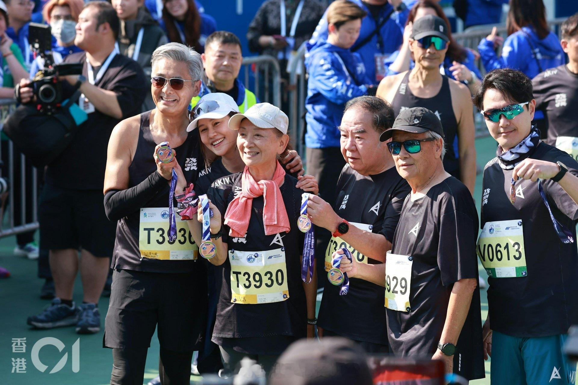 渣马2026｜74岁郑则仕首战10km　网民受激励：还有什么借口不做运动《渣打马