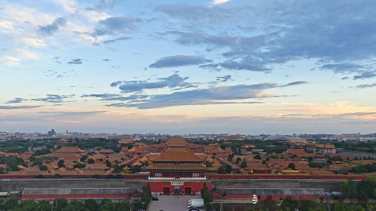 今天下午闺女和她的两个好朋友在景山公园玩儿，傍晚给对面的故宫拍了张照片，她认为很