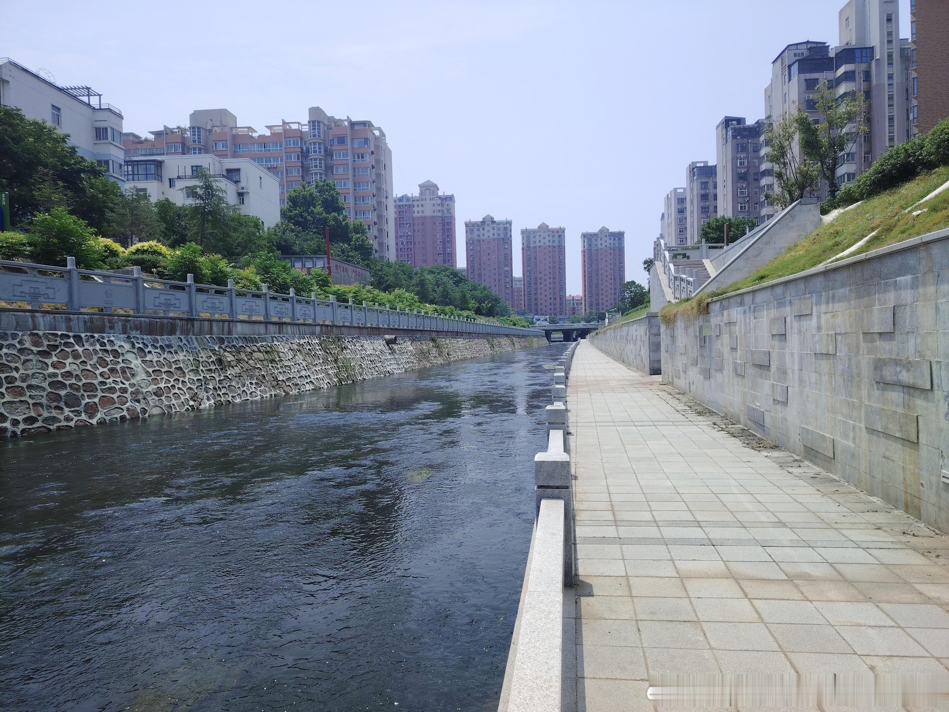 跑河四公里 