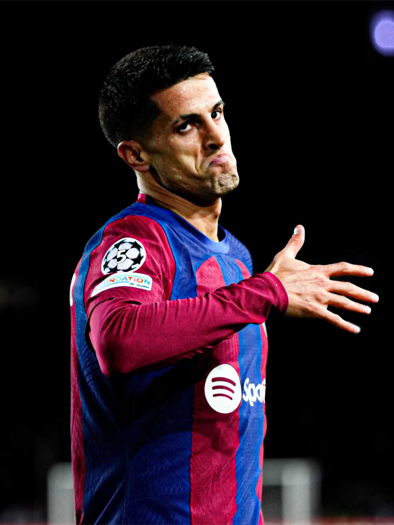 马卡报： 弗里克对签下坎塞洛仍持保留意见。 🔹弗里克更倾向于签下一名中后卫。 