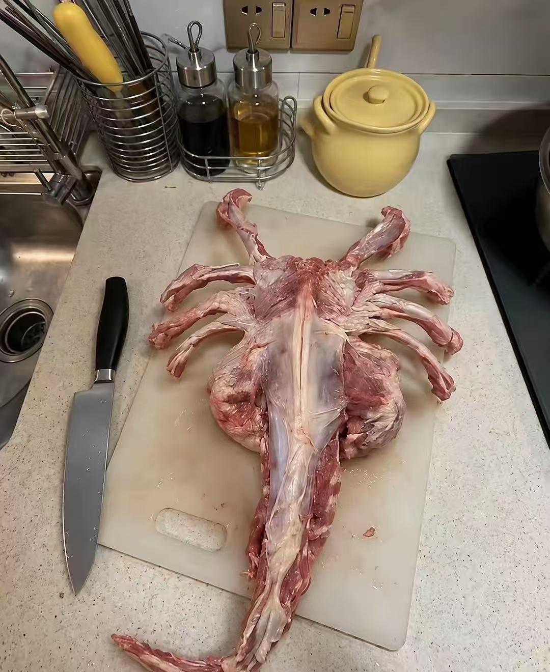 羊蝎子，到底是北京美食还是内蒙美食？北京人都说，这是老北京美食；有人说，来自于内