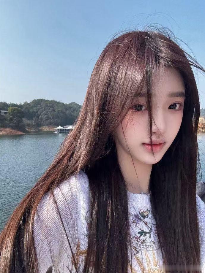 恋综女嘉宾撞脸张元英摘面具名场面来了，章梓馨容貌撞脸张元英，甜美的小公主既视感，