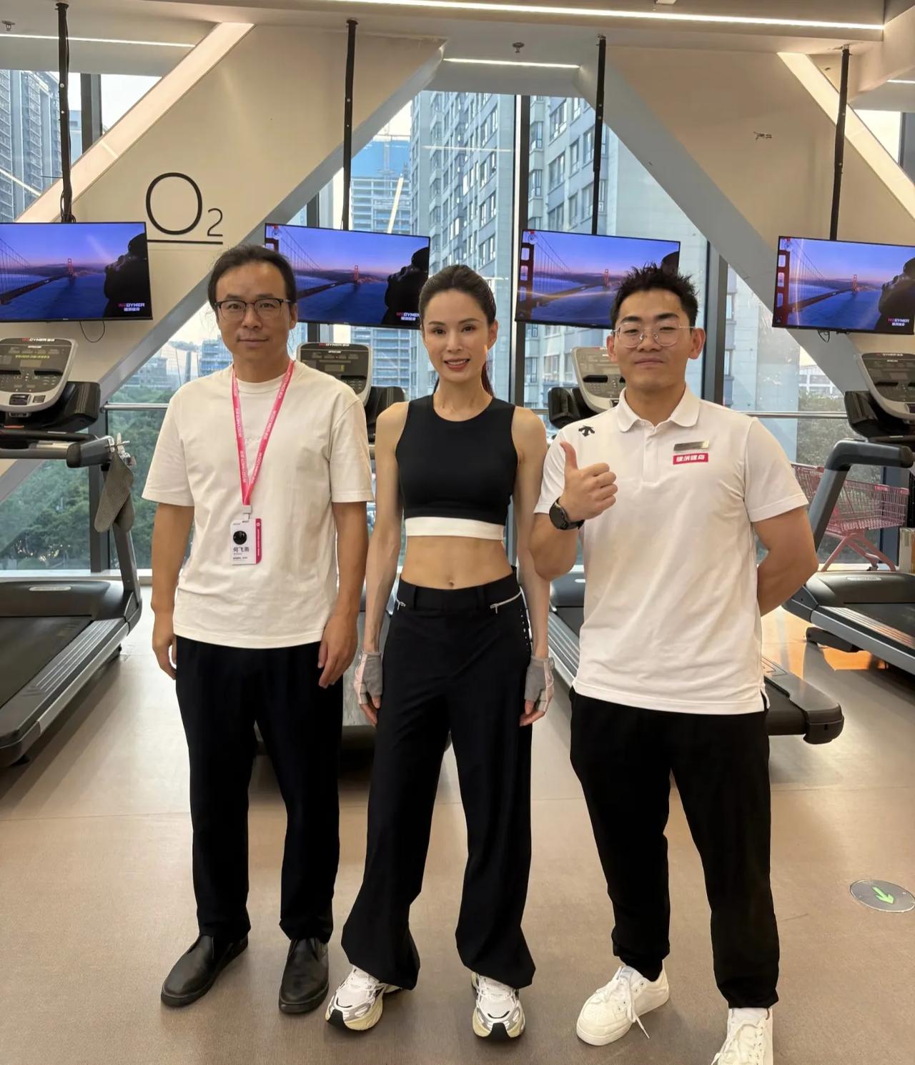 59岁李若彤在苏州健身房锻炼，她穿着运动服，露出小蛮腰，身材好紧致，体态超好，完