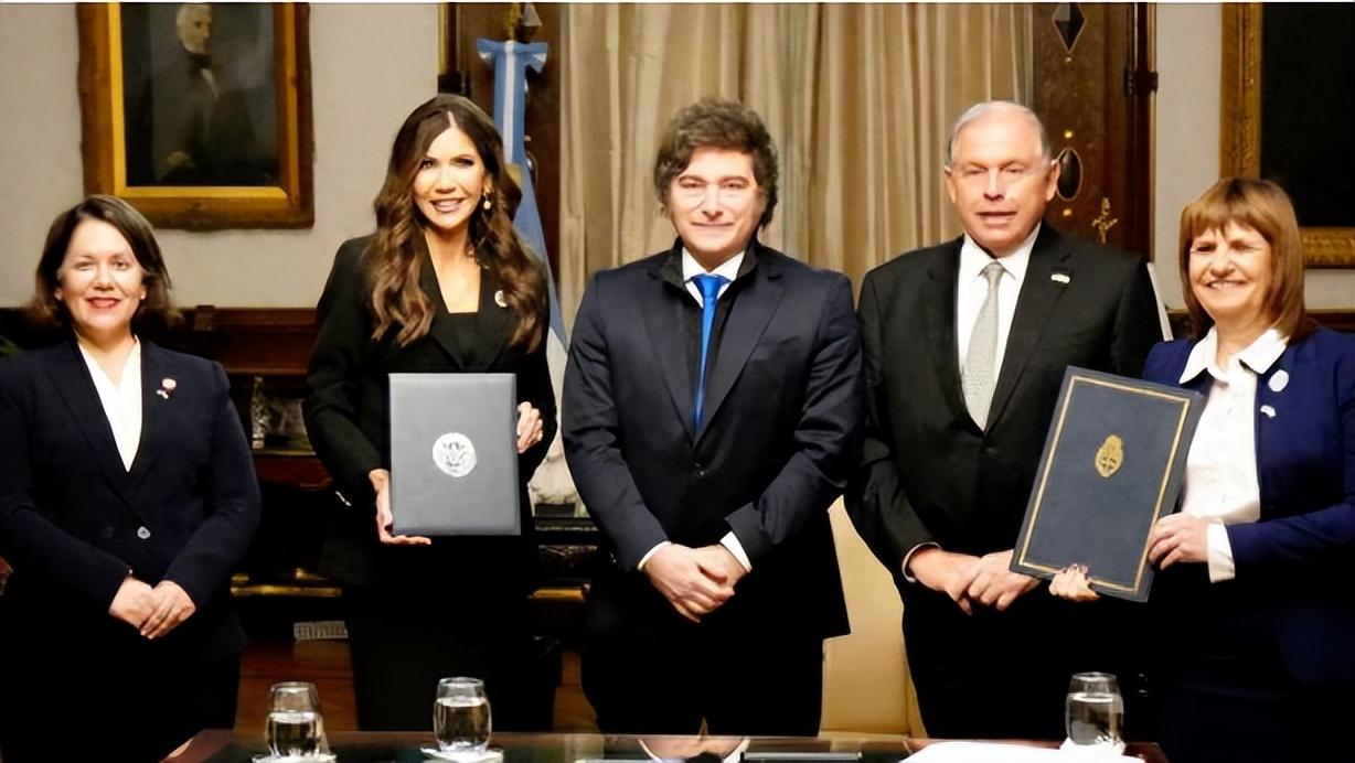 特朗普政府最近扔出一个大消息：国土安全部长诺姆要换人了。
很多人一开始挺意外，因