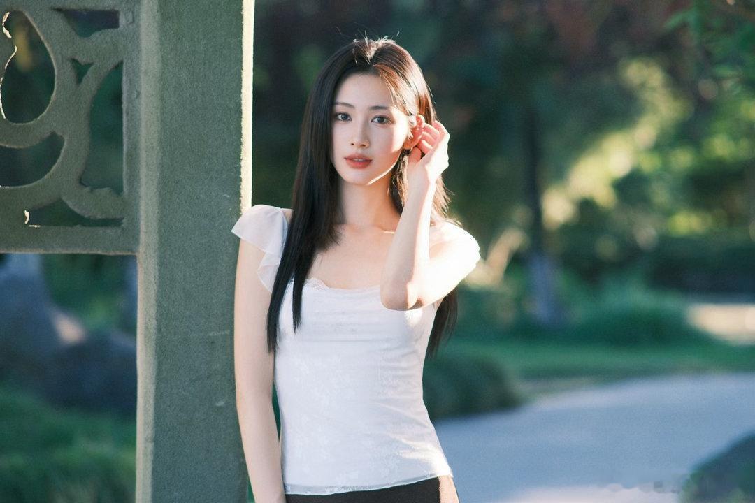 鹤秋可妹可姐鹤秋是姐姐也是妹妹 冷脸时英气逼人喊姐姐，咧嘴一笑元气满满叫妹妹，鹤