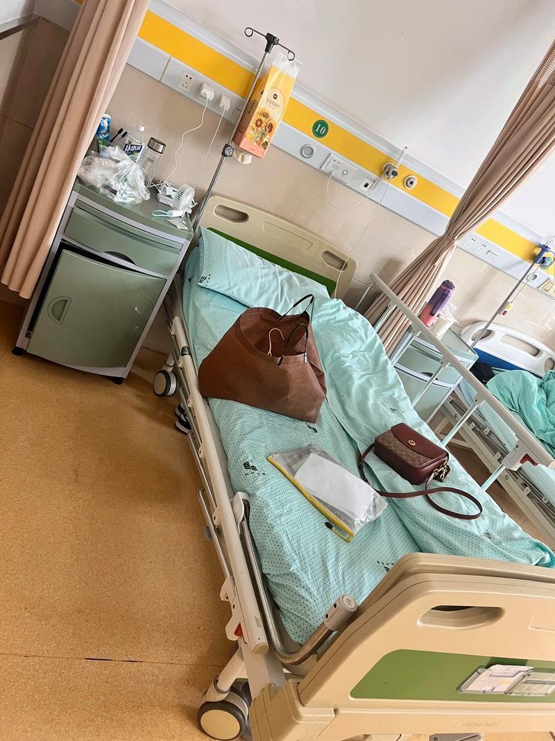 贵州一农妇刚生产完，其丈夫便急匆匆向医院申请出院。哪料，当他收拾东西时，竟在枕头