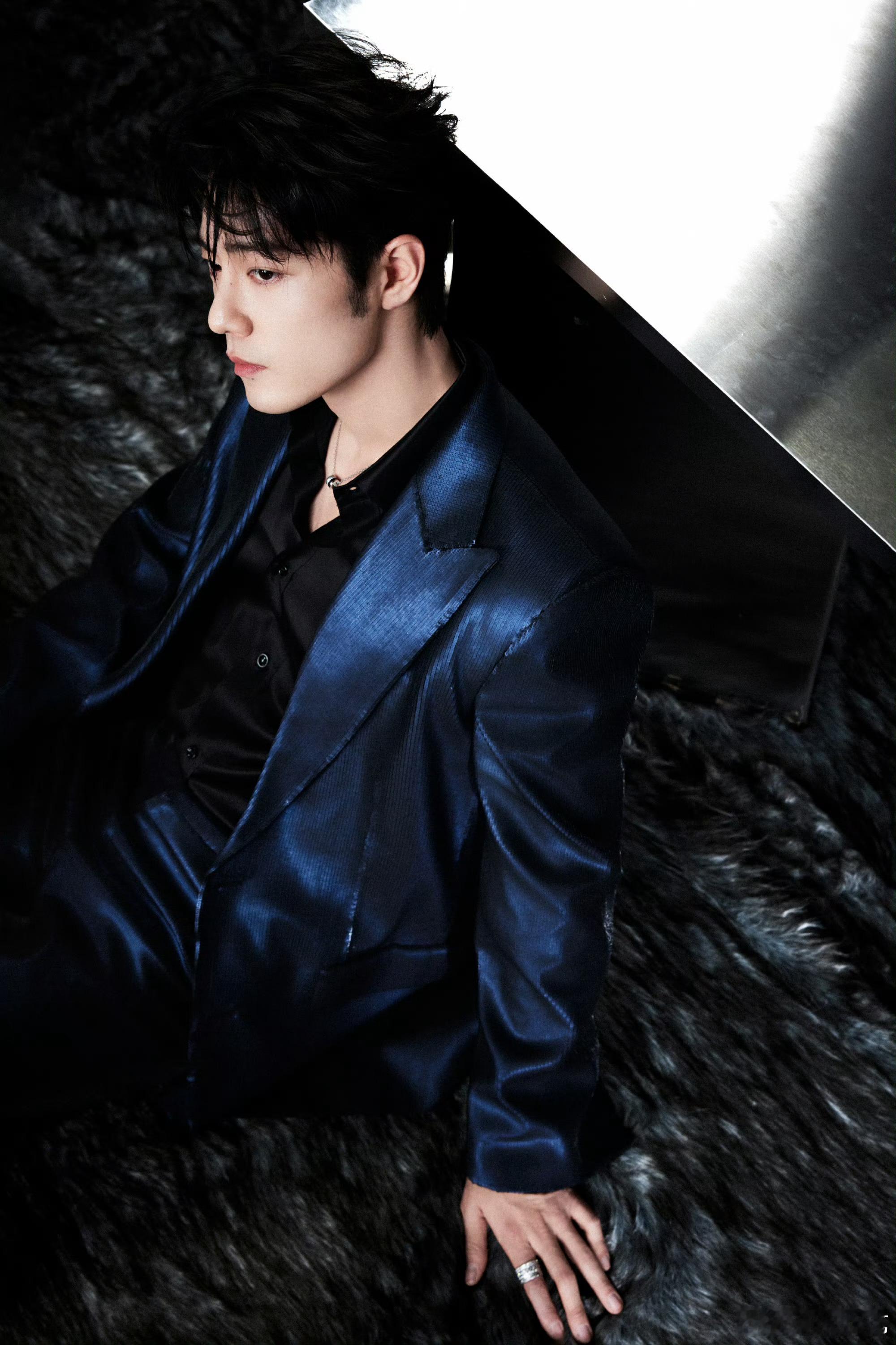 肖战第二套微博之夜 全新造型释出！蓝色亮片西装璀璨夺目，自带贵气滤镜，尽显矜贵优