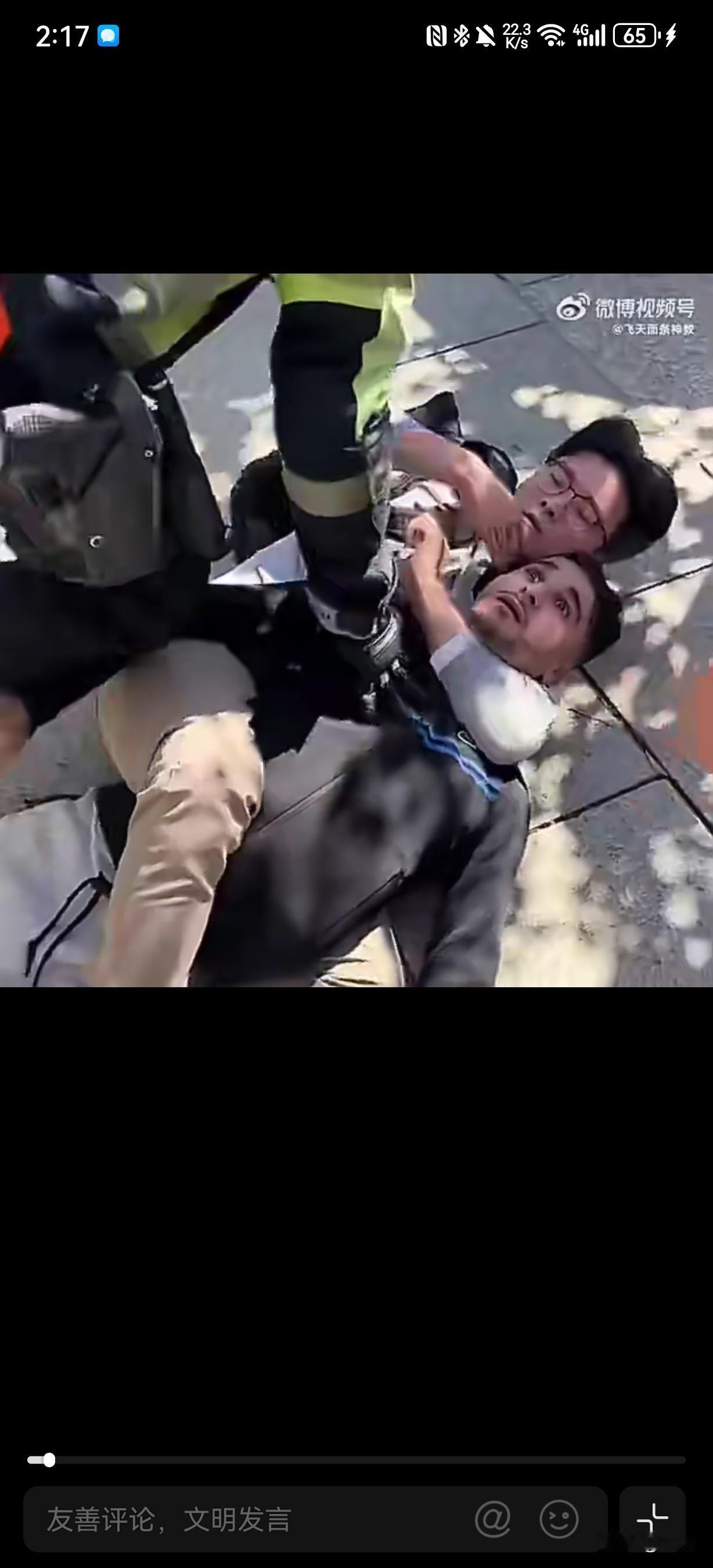 中国游客西班牙遭抢，直接武术制服！
西班牙巴塞罗那，一少年抢中国游客相机，被游客