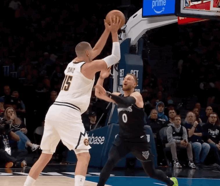 吹罚尺度有偏差，一样的动作，不同的结果。布克进攻犯规，迪文防守犯规。掘金vs森林