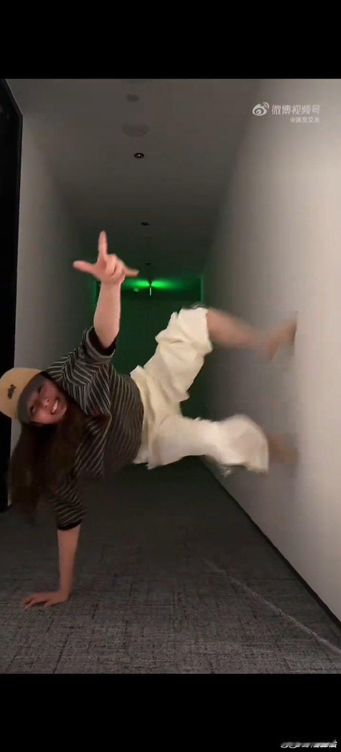 艾米蜘蛛侠挑战艾米蜘蛛侠单手撑地挑战兼具力量与美感，艾米迎战蜘蛛侠单手撑地挑战，