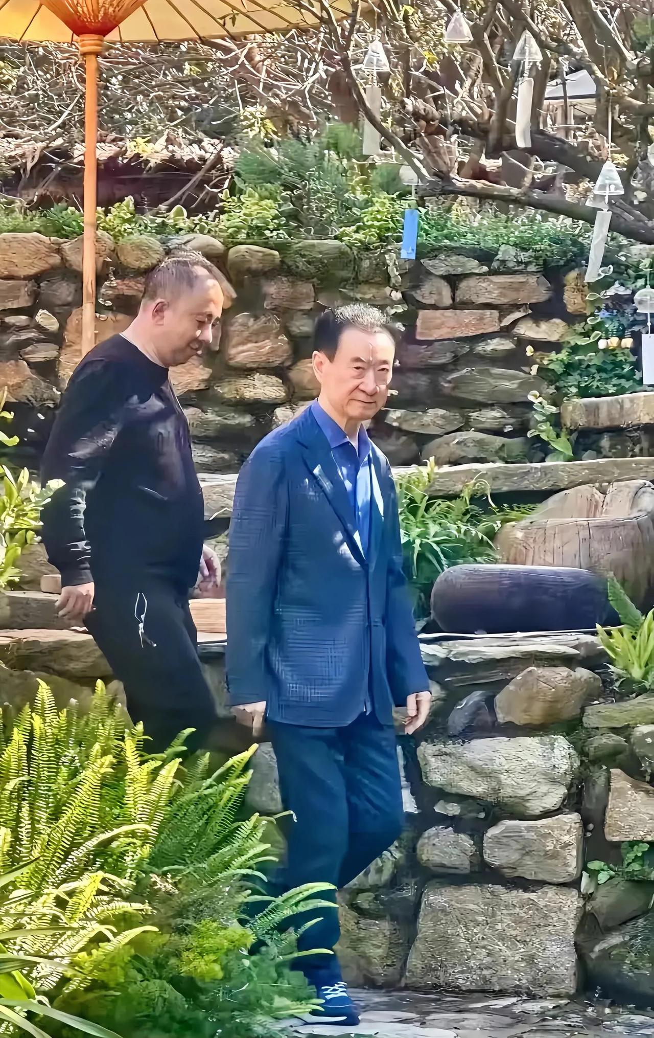 曾说：咱们再赚一个小目标就退休的老王，如今再次大甩卖！


我觉得老王面对困难是