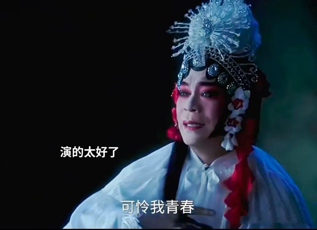 根须与薪火·默斋主人原创文学抒情散文绛紫色幕布沉沉垂落，敛着岁月里沉淀的血与铁。