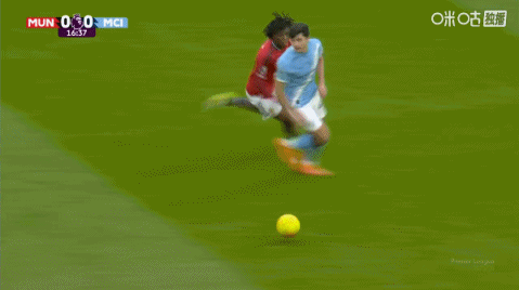 胡桑诺夫被多古生抢！后续卢克肖放倒罗德里染黄曼联vs曼城 英超联赛