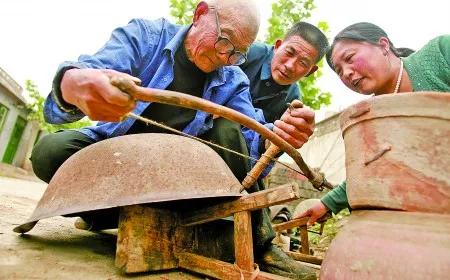 六七十年代父亲去东北锔锅锔缸，六十年后我们去东北旅游，一个天上一个地下。
那时候