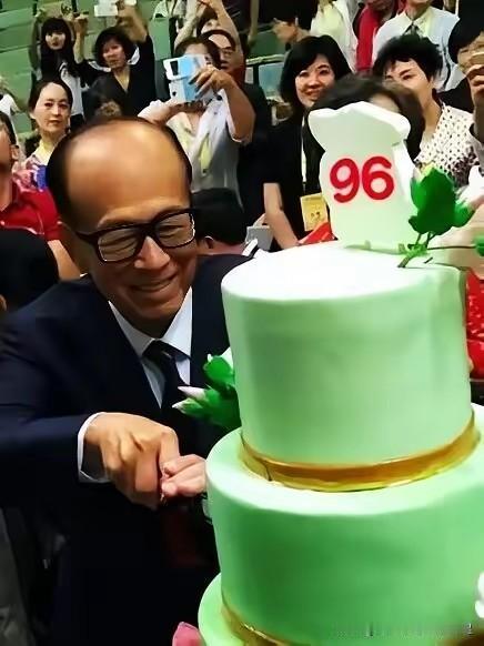 日赚1.6亿，李嘉诚低调度过98岁生日
近日，李嘉诚在家人陪伴下低调度过了98岁
