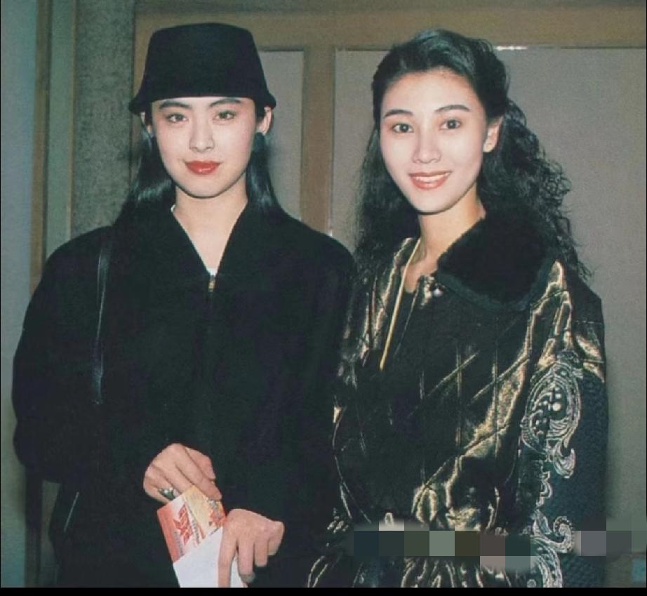 李嘉欣的美，曾被誉为“石破天惊”，那得看她跟谁比。
王祖贤微微一笑很倾城，相比李