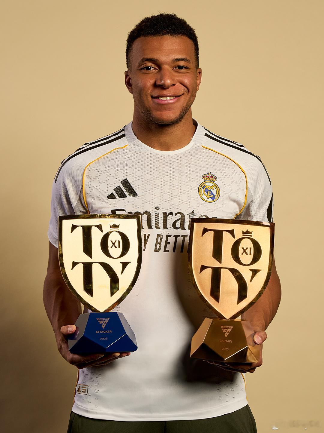 姆巴佩展示自己的两座TOTY奖杯。其中金色的是TOTY队长🏆FC26