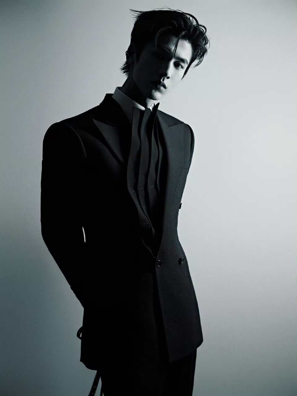 张凌赫工作室是内娱小生的榜样，营业和出图质量没得说。 ​都快跟凌赫工作室学学吧[