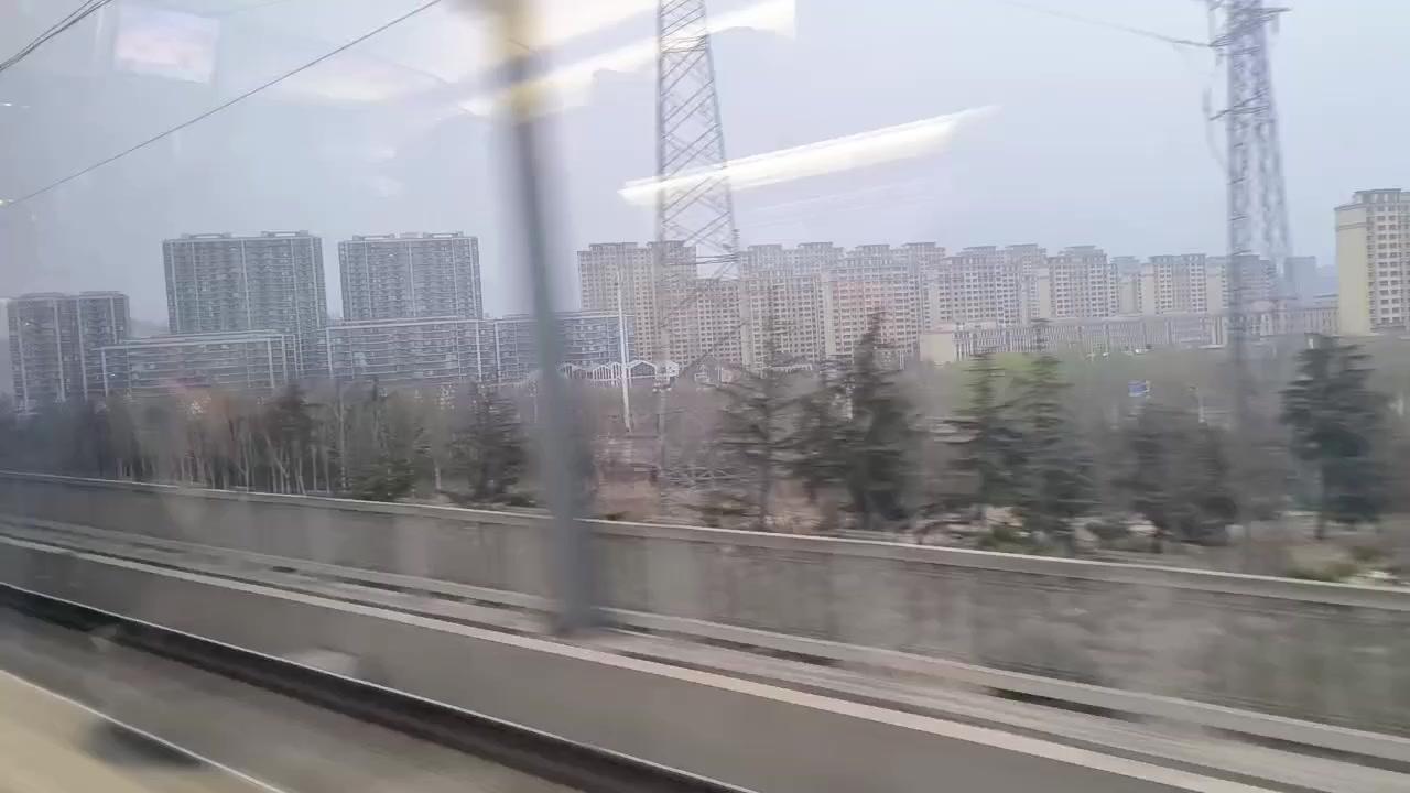 高铁穿越泰安站，为何看不到泰山？🚄复兴号疾驰而过，本想一睹泰山风采，却只与站房