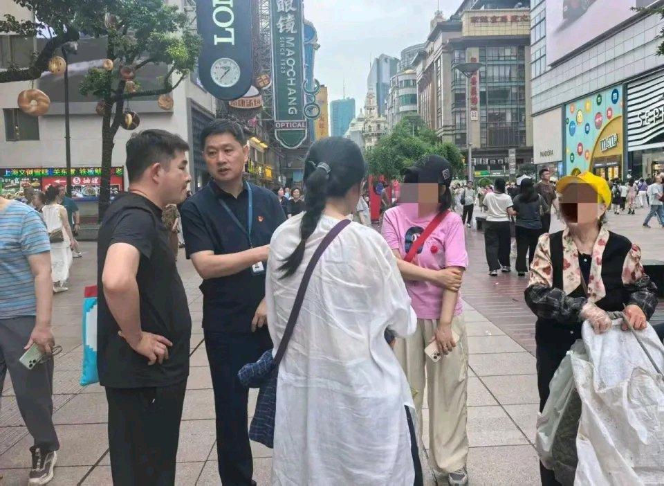 南京东路街头，一个拥抱等了太久：母亲千里寻女，重逢瞬间破防。只见母亲眼里满是泪水